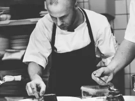 Por qué debería usar una chaqueta cocinero personalizada en mi restaurante