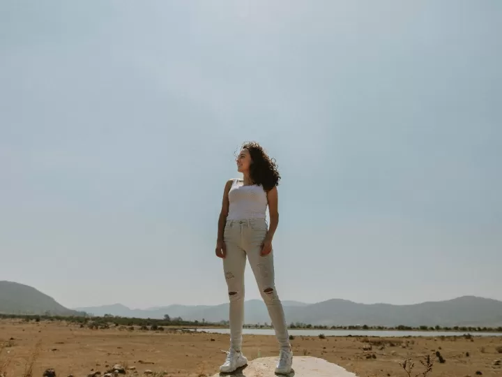 camisa blanca sin manga mujer