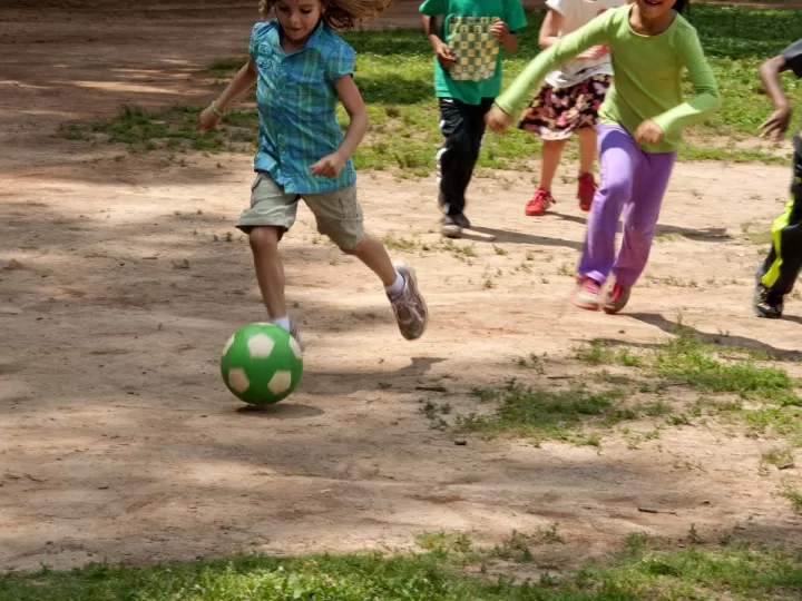 niñas con coronas de flores